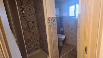 Doccia, asciugacapelli, asciugamani, sapone