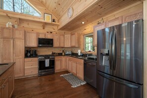 冰箱、微波炉、烤箱、炉灶