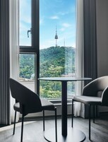 Escritorio, wifi gratis y ropa de cama 