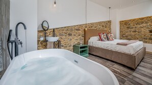 Ein modernes Badezimmer mit Badewanne, Dusche und Waschbecken.