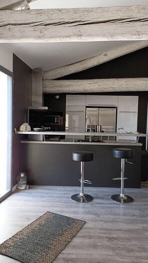 Een koelkast, een microgolfoven, een oven, een kookplaat