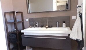 Douche, sèche-cheveux, serviettes fournies, savon