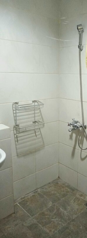 Deluxe-Doppelzimmer | Badezimmer | Dusche, Handtücher