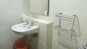 Habitación doble Deluxe | Baño | Regadera y toallas 