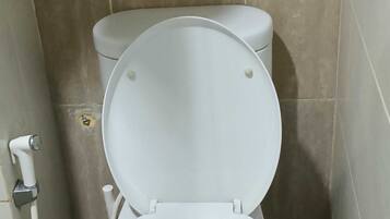 Kamar Double Deluks | Kamar mandi | Shower dan handuk