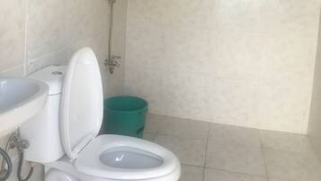 Shower, rainfall showerhead, free toiletries, bidet