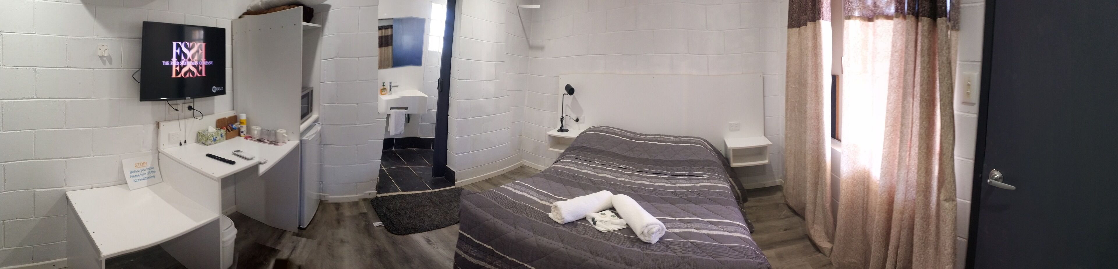 Escritorio, wifi gratis y ropa de cama 