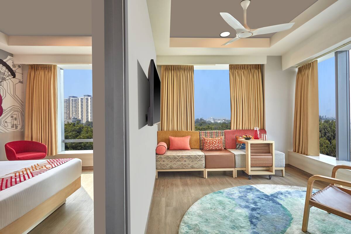 Executive Suite with One Bedroom | In-room safe, iron/ironing board (on request), WiFi (free)