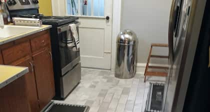Lovely Private Suite in Historic West End!