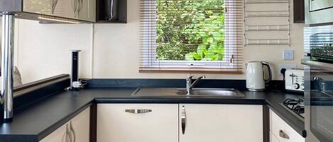 Geladeira, fogão, lava-louças, freezer