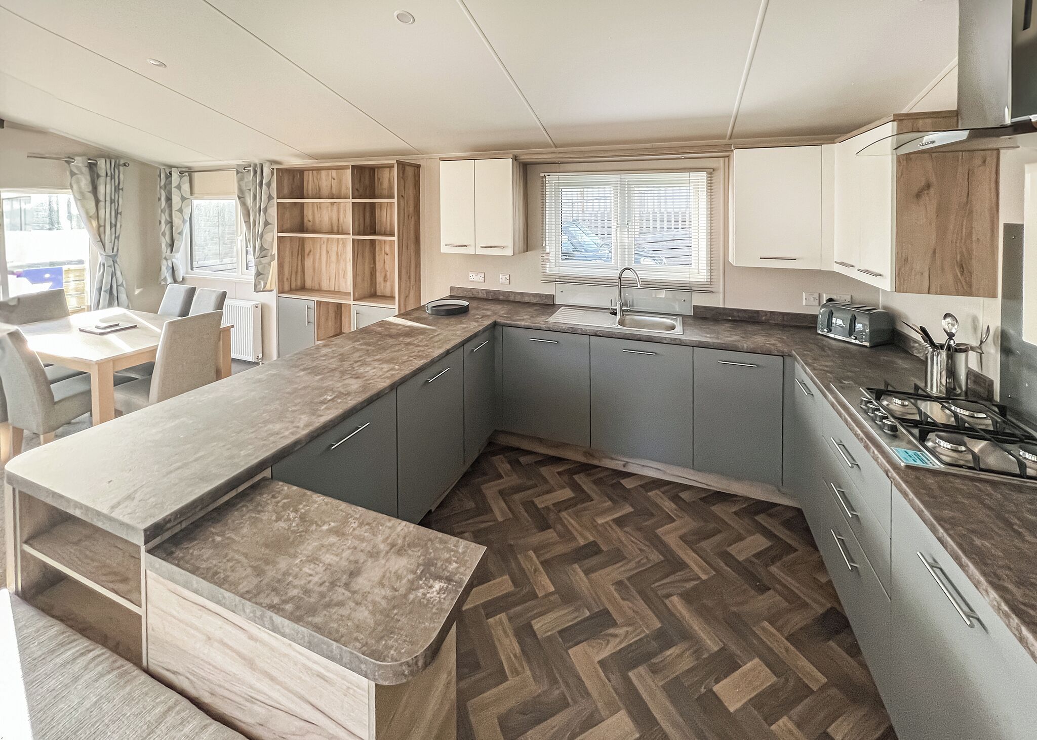 Fridge, oven, stovetop, dishwasher