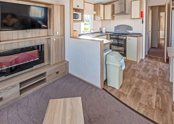 Fridge, oven, stovetop, toaster - 12ft-wide caravan with one double and two twin. (Silloth)