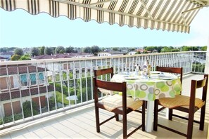 Outdoor dining - Apartment in Caorle near Spiaggia Tartaruga (Porto Santa Margherita (VE))