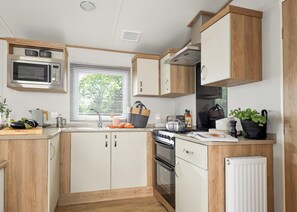 Réfrigérateur, un four, surface de cuisson, grille-pain