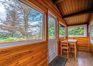 Dining - 2 bedroom accommodation in Blaenau Ffestiniog (Blaenau Ffestiniog)