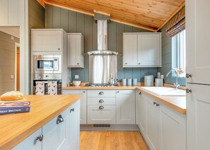 Réfrigérateur, un four, surface de cuisson, grille-pain