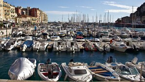 Un puerto deportivo lleno de varias embarcaciones amarradas cerca unas de otras.