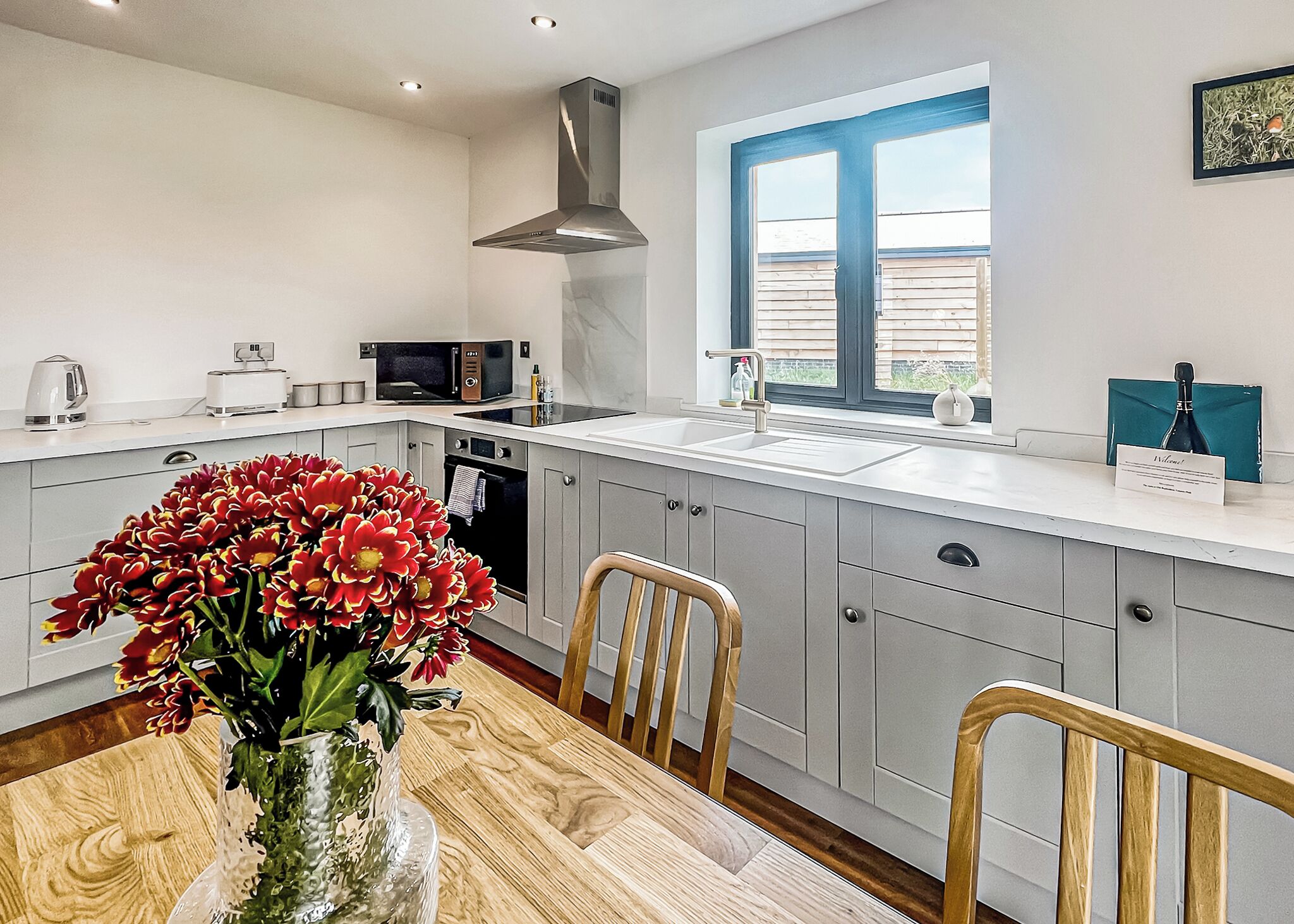 Kjøleskap, ovn, kokeplater og brødrister