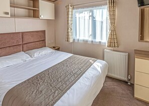 2 bedrooms, free WiFi - 12ft-wide caravan with one double and one twin. (Silloth)