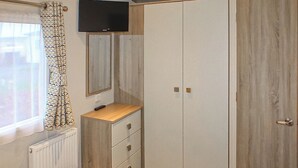 2 bedrooms, WiFi (free) - 12ft-wide caravan with one double and one twin. (Silloth)