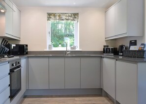 Frigorífic, forn, placa de cuina i torradora 