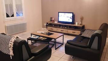 TV connectée, lecteur de DVD, livres