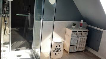 Een douche, gratis toiletartikelen, een haardroger, zeep