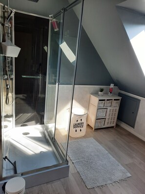 Douche, articles de toilette gratuits, sèche-cheveux, savon