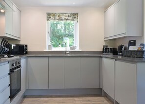 Fridge, oven, stovetop, toaster - 1 bedroom accommodation in Allithwaite (Allithwaite)