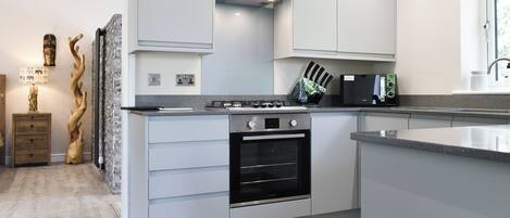 Réfrigérateur, four, plaque de cuisson, grille-pain