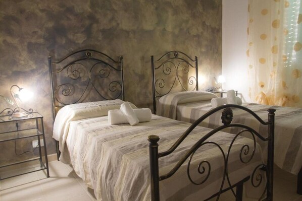 2 bedrooms, in-room safe, iron/ironing board, travel cot - Villa Anna - THE LECCIO (Fasano)