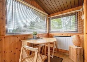 Dining - 1 bedroom accommodation in Blaenau Ffestiniog (Blaenau Ffestiniog)