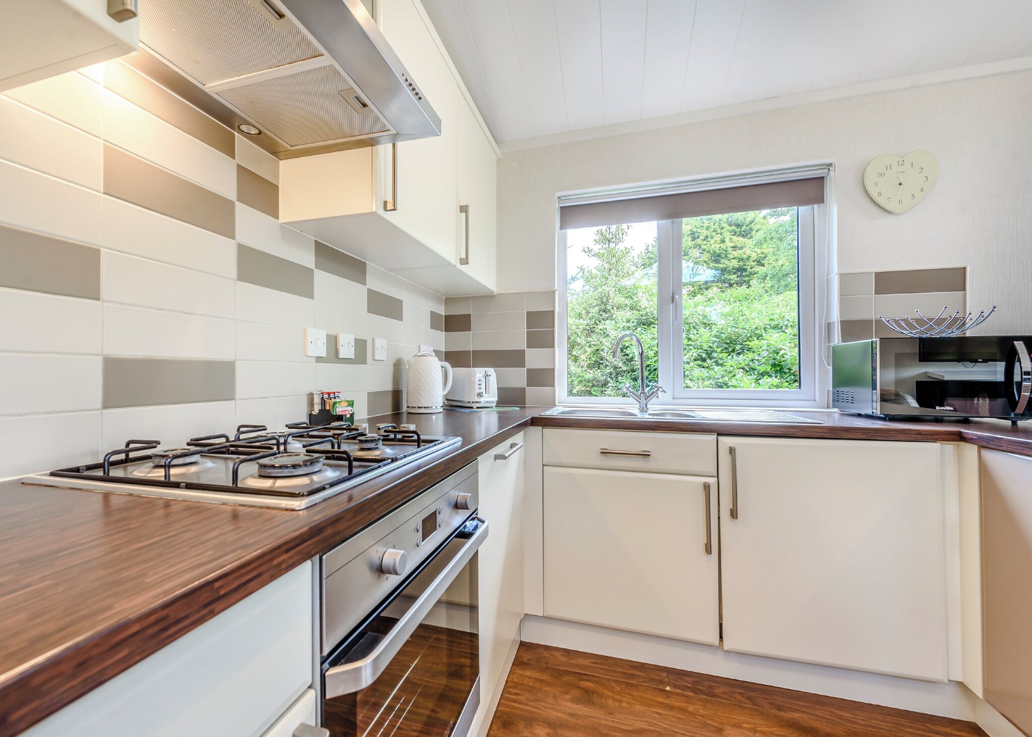 Réfrigérateur, un four, surface de cuisson, lave-vaisselle