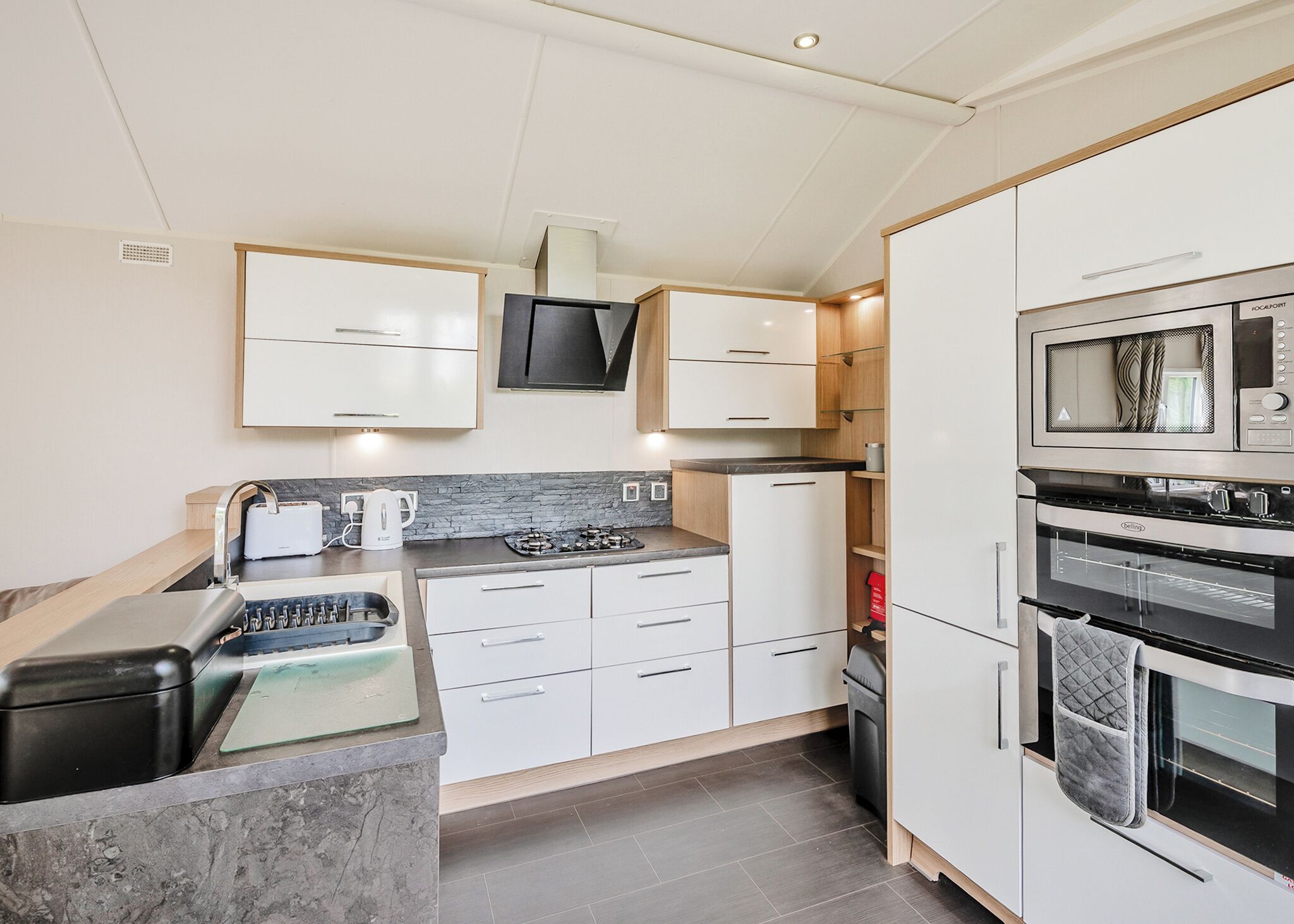 Kjøleskap, ovn, kokeplater og brødrister