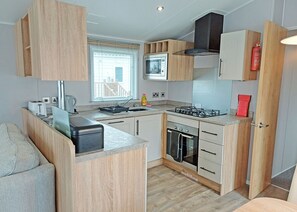 Fridge, oven, stovetop, toaster - Comfortable caravan with one double with en suite shower room, and one twin. (Cawood, Selby)