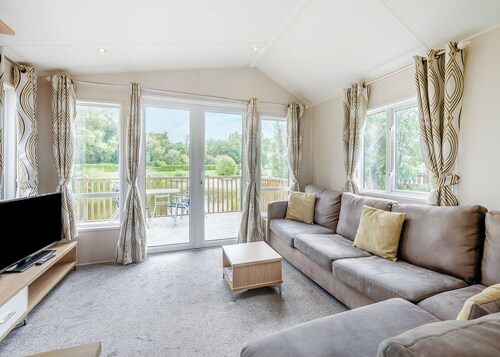 Comfortable caravan with one double with en suite shower room, and one twin.