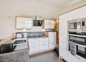 Réfrigérateur, four, plaque de cuisson, grille-pain