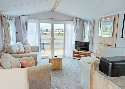 Comfortable caravan with one double with en suite shower room, and one twin.