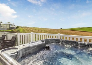 Outdoor spa tub - Jura Lodge with Hot Tub (Ayr)