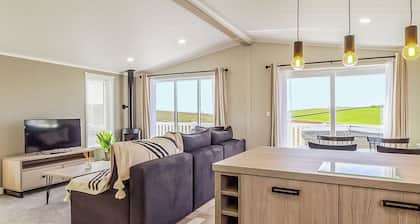 Jura Lodge with Hot Tub