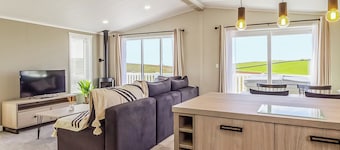 Jura Lodge with Hot Tub