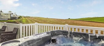 Jura Lodge with Hot Tub