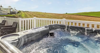 Jura Lodge with Hot Tub