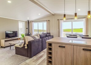 TV - Jura Lodge with Hot Tub (Ayr)