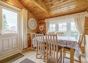 Dining - 3 bedroom accommodation in Blaenau Ffestiniog (Blaenau Ffestiniog)