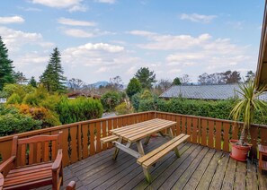 Outdoor dining - 3 bedroom accommodation in Blaenau Ffestiniog (Blaenau Ffestiniog)
