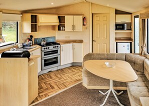 Réfrigérateur, four, plaque de cuisson, grille-pain