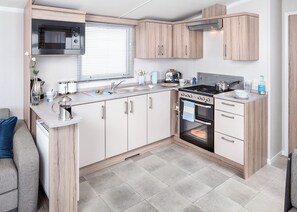 Frigorífico, horno, placa de cocina y tostadora