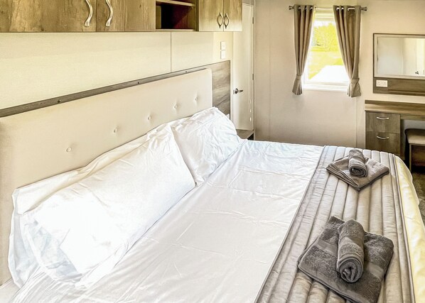 2 bedrooms - 2 bedroom accommodation in Tunstall, Nr Hull (Tunstall, Nr Hull)