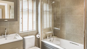A bathroom with a toilet, sink, and bathtub. - 3 bedroom accommodation in Lauder (Lauder)